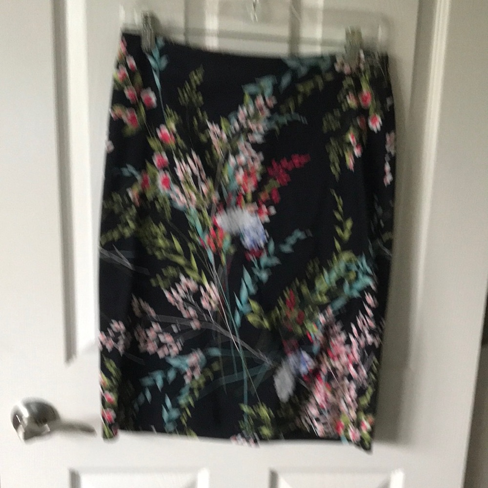 Talbots pencil skirt / black floral design / size 6 knee length